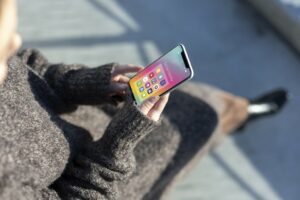 Kobieta korzystająca ze smartfona, ilustracja do tekstu Mikroinfluencerzy, trendy w marketingu onlajn 2024